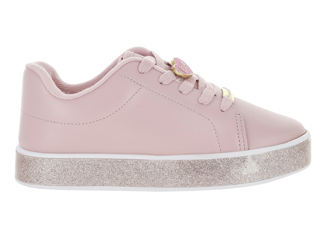 Tenis color rosa con suela brillante de glitter y cordones.