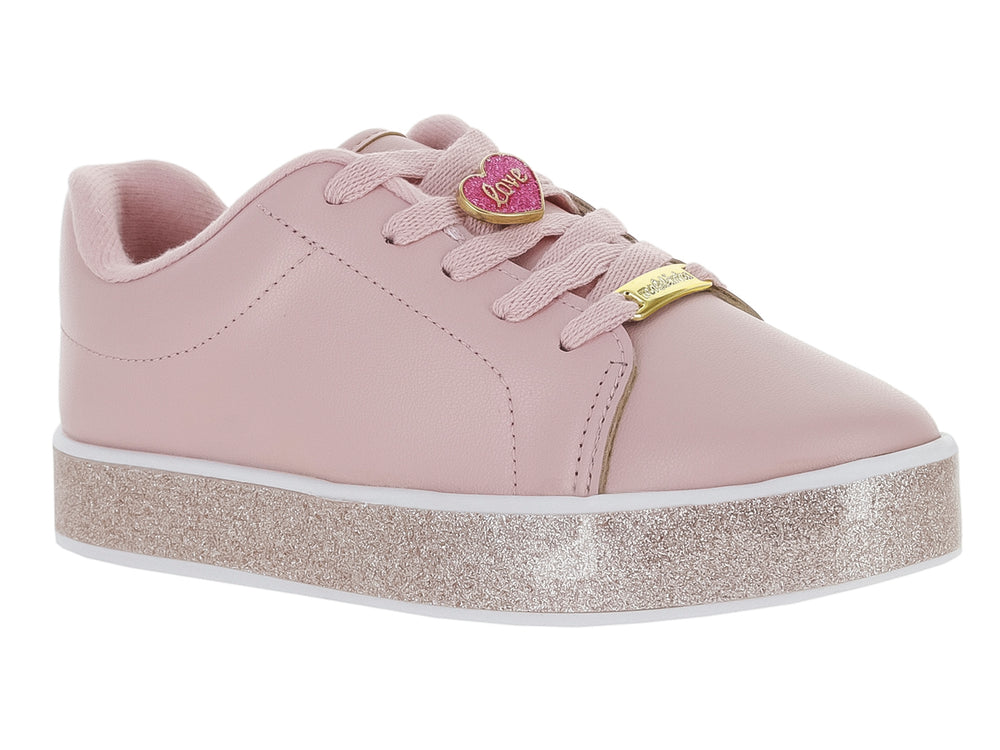 Tenis color rosa con suela brillante de glitter y cordones.