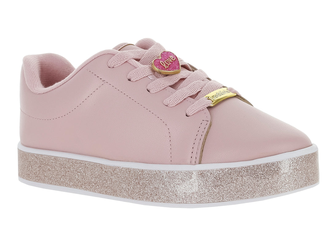 Tenis color rosa con suela brillante de glitter y cordones.