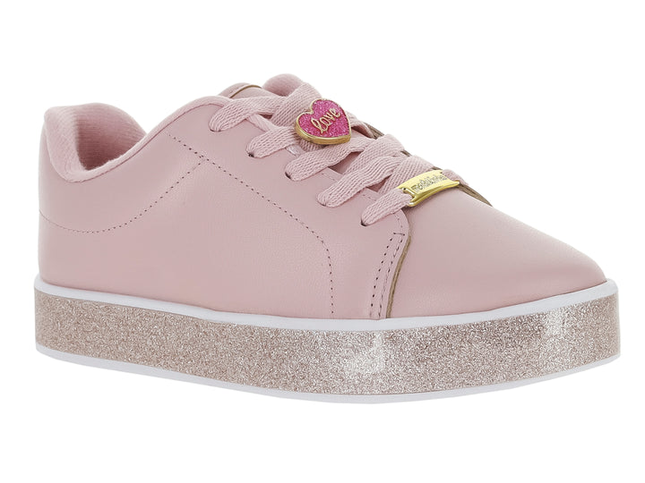 Tenis color rosa con suela brillante de glitter y cordones.