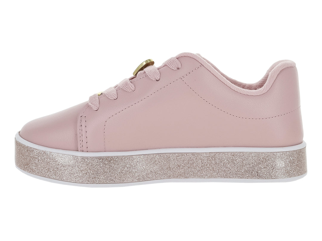 Tenis color rosa con suela brillante de glitter y cordones.