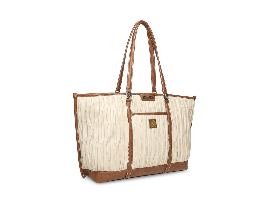 Bolso tote Steve Madden color hueso con textura plisada y detalles en color camel.