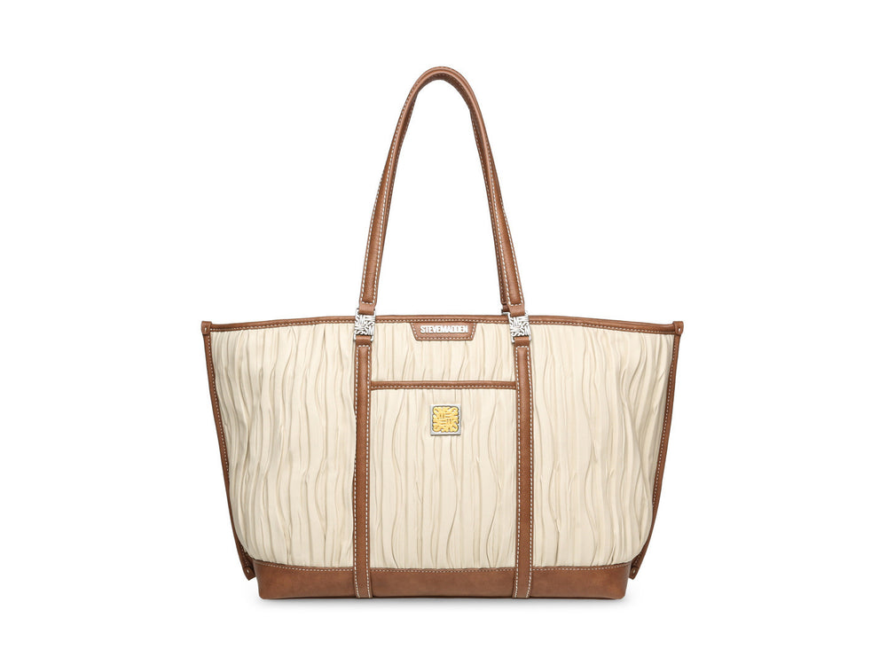 Bolso tote Steve Madden color hueso con textura plisada y detalles en color camel.