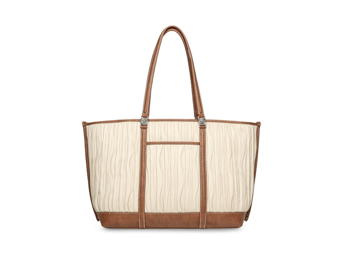 Bolso tote Steve Madden color hueso con textura plisada y detalles en color camel.