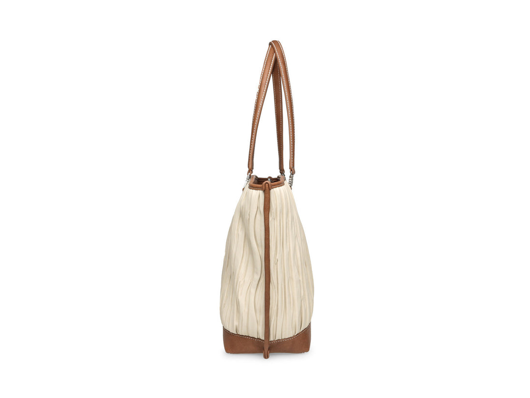 Bolso tote Steve Madden color hueso con textura plisada y detalles en color camel.