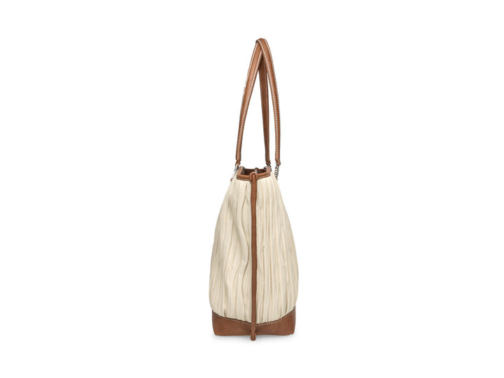 Bolso tote Steve Madden color hueso con textura plisada y detalles en color camel.