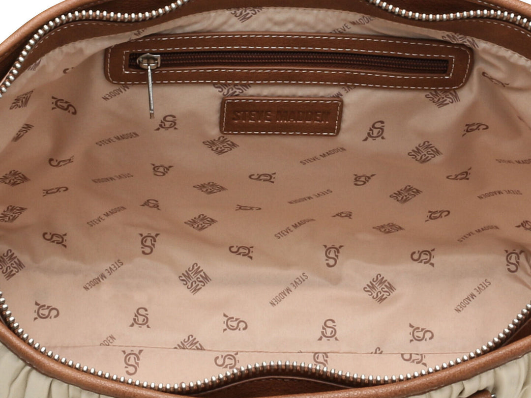Bolso tote Steve Madden color hueso con textura plisada y detalles en color camel.