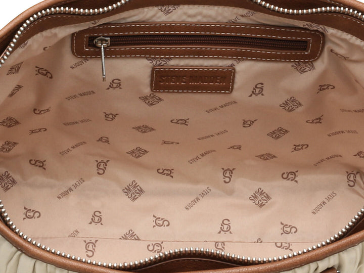Bolso tote Steve Madden color hueso con textura plisada y detalles en color camel.