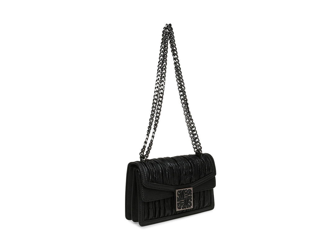 Bolso de hombro Steve Madden color negro con textura plisada, cierre frontal y correa de cadena metálica.