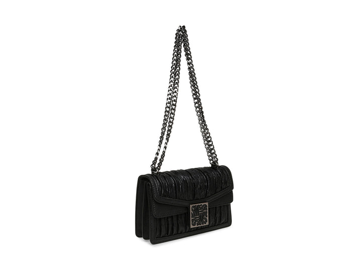 Bolso de hombro Steve Madden color negro con textura plisada, cierre frontal y correa de cadena metálica.