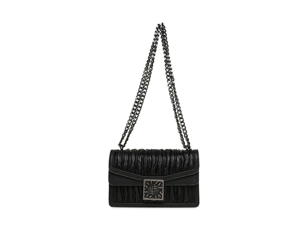 Bolso de hombro Steve Madden color negro con textura plisada, cierre frontal y correa de cadena metálica.
