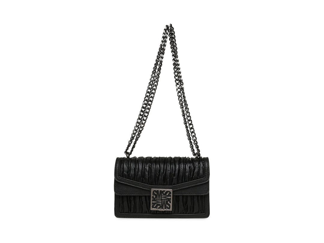 Bolso de hombro Steve Madden color negro con textura plisada, cierre frontal y correa de cadena metálica.
