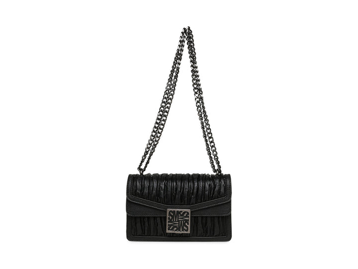 Bolso de hombro Steve Madden color negro con textura plisada, cierre frontal y correa de cadena metálica.
