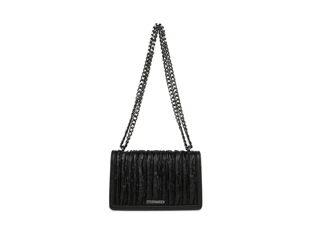 Bolso de hombro Steve Madden color negro con textura plisada, cierre frontal y correa de cadena metálica.