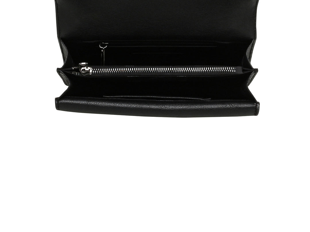 Bolso de hombro Steve Madden color negro con textura plisada, cierre frontal y correa de cadena metálica.