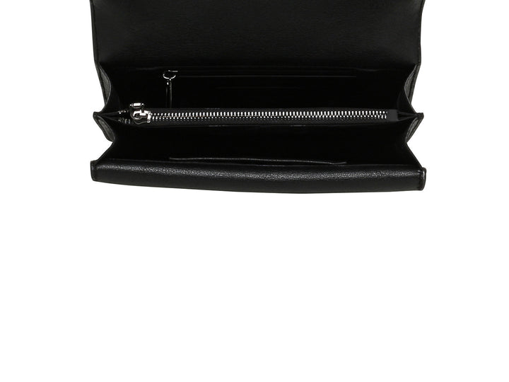 Bolso de hombro Steve Madden color negro con textura plisada, cierre frontal y correa de cadena metálica.