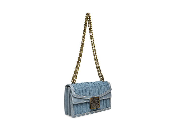 Bolso de hombro Steve Madden en color denim con textura plisada y correa de cadena dorada.