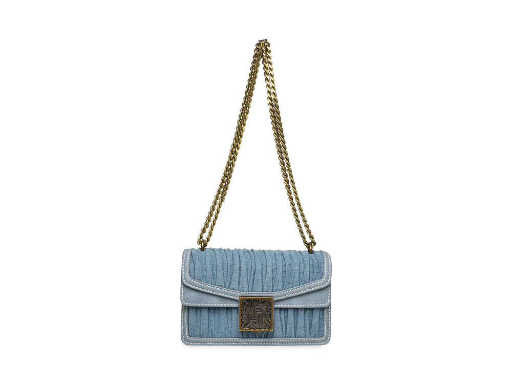 Bolso de hombro Steve Madden en color denim con textura plisada y correa de cadena dorada.