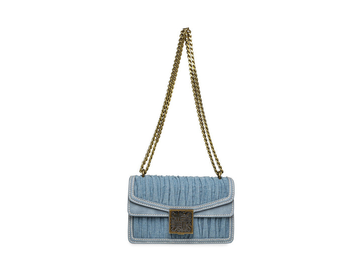 Bolso de hombro Steve Madden en color denim con textura plisada y correa de cadena dorada.