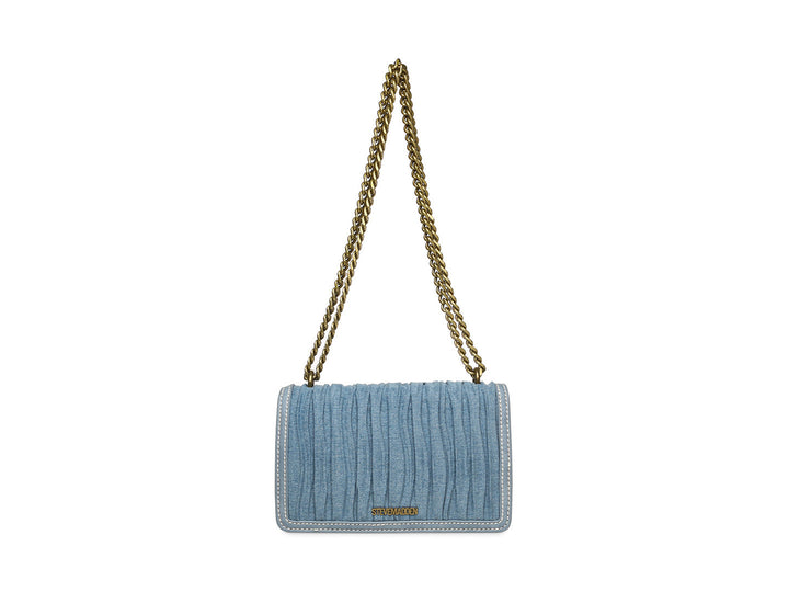Bolso de hombro Steve Madden en color denim con textura plisada y correa de cadena dorada.