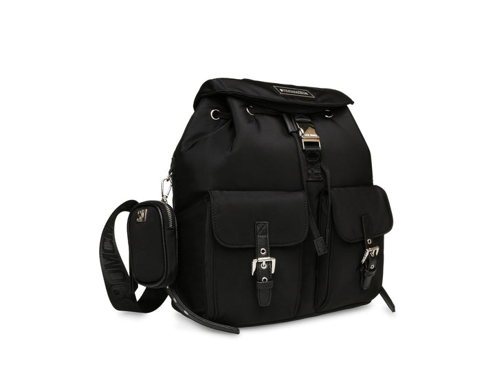 Mochila negra de Steve Madden con bolsillos frontales con hebillas y un pequeño bolso lateral desmontable.