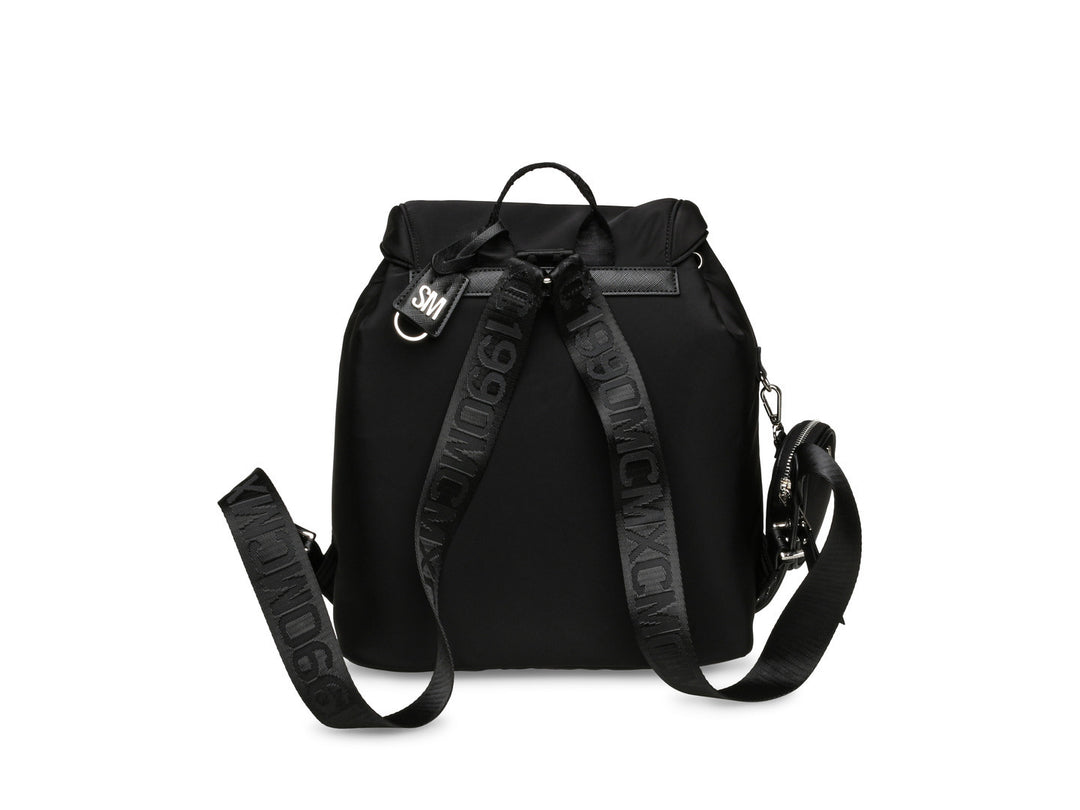 Mochila negra de Steve Madden con bolsillos frontales con hebillas y un pequeño bolso lateral desmontable.