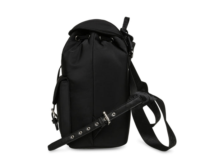 Mochila negra de Steve Madden con bolsillos frontales con hebillas y un pequeño bolso lateral desmontable.