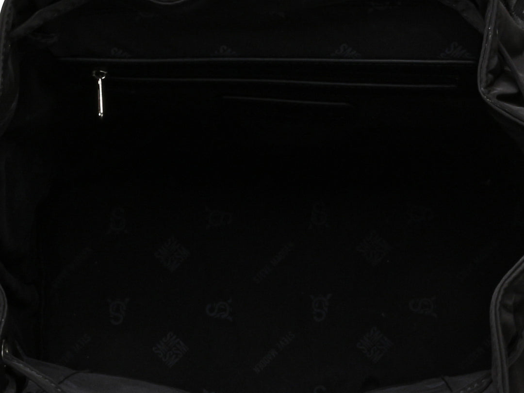 Mochila negra de Steve Madden con bolsillos frontales con hebillas y un pequeño bolso lateral desmontable.