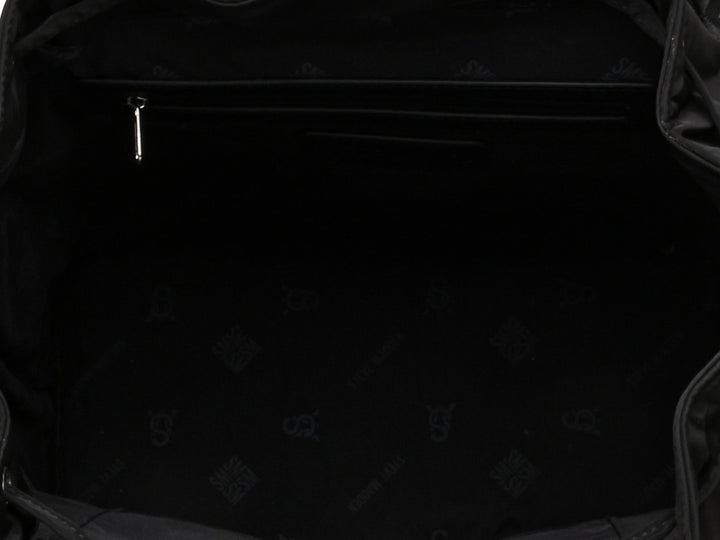 Mochila negra de Steve Madden con bolsillos frontales con hebillas y un pequeño bolso lateral desmontable.