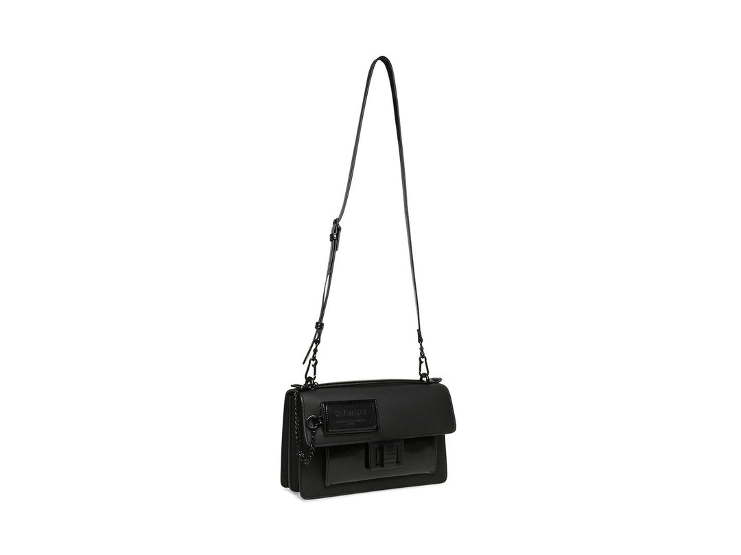 Bolso de hombro Steve Madden color negro con diseño rectangular, solapa frontal y correa larga ajustable.