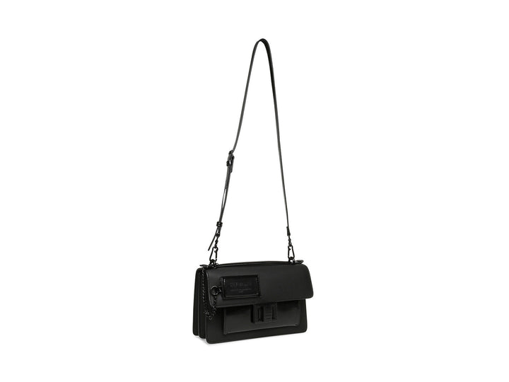 Bolso de hombro Steve Madden color negro con diseño rectangular, solapa frontal y correa larga ajustable.