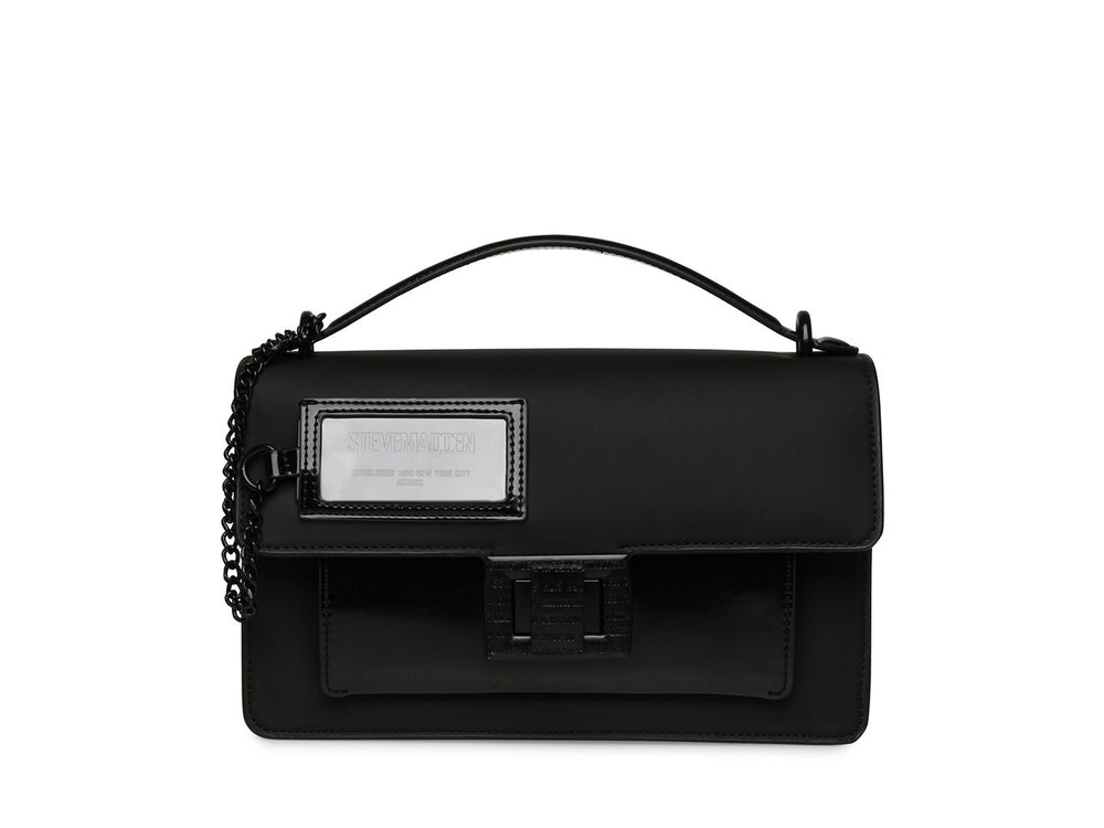 Bolso de hombro Steve Madden color negro con diseño rectangular, solapa frontal y correa larga ajustable.