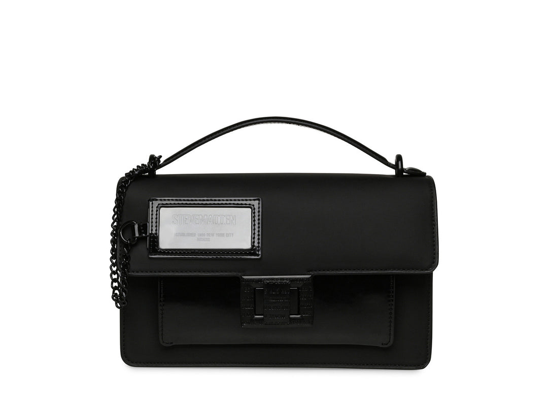 Bolso de hombro Steve Madden color negro con diseño rectangular, solapa frontal y correa larga ajustable.