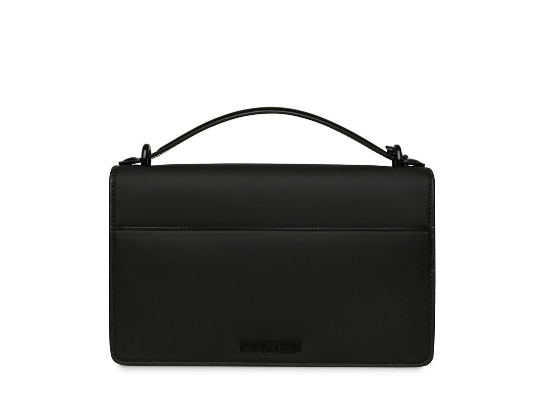 Bolso de hombro Steve Madden color negro con diseño rectangular, solapa frontal y correa larga ajustable.