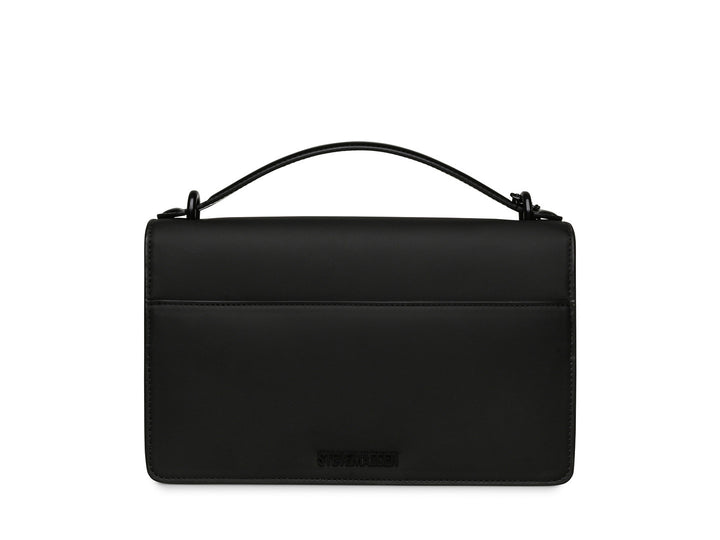 Bolso de hombro Steve Madden color negro con diseño rectangular, solapa frontal y correa larga ajustable.