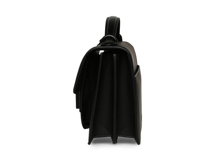 Bolso de hombro Steve Madden color negro con diseño rectangular, solapa frontal y correa larga ajustable.