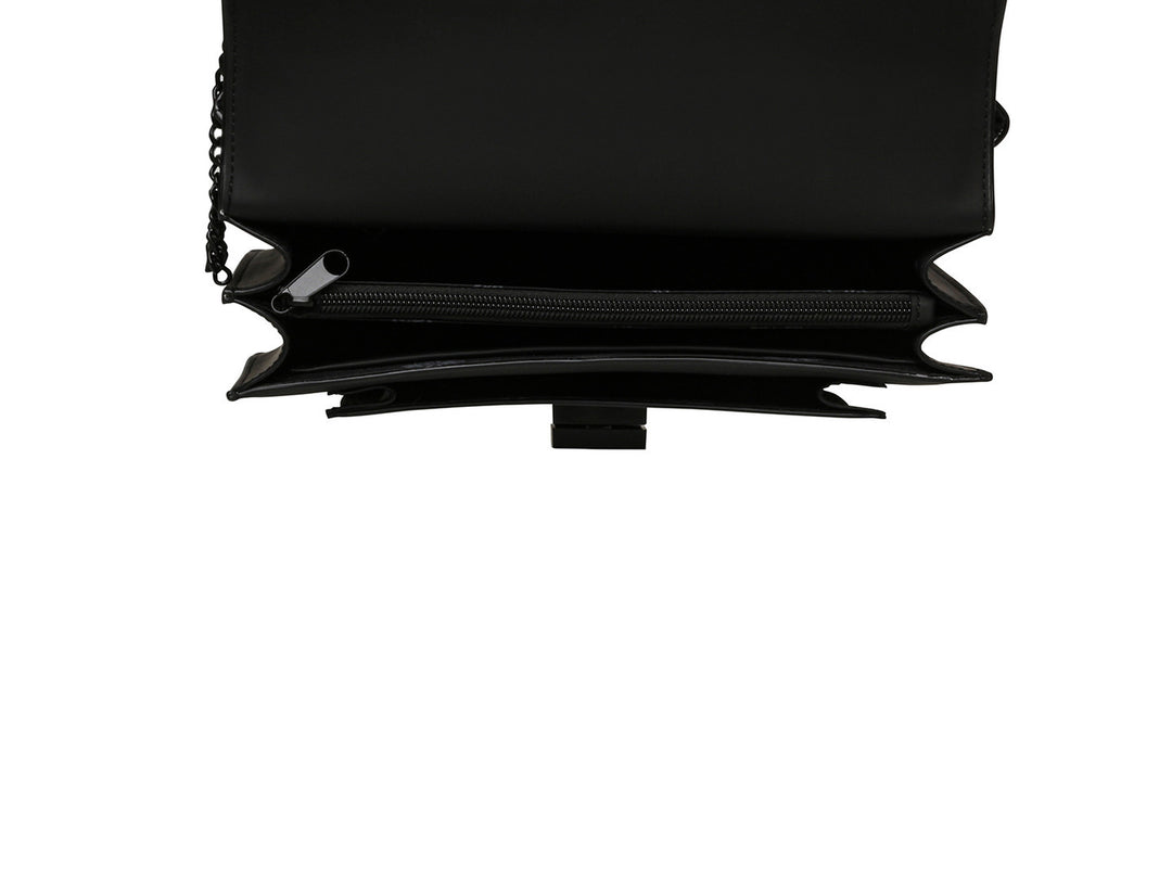Bolso de hombro Steve Madden color negro con diseño rectangular, solapa frontal y correa larga ajustable.