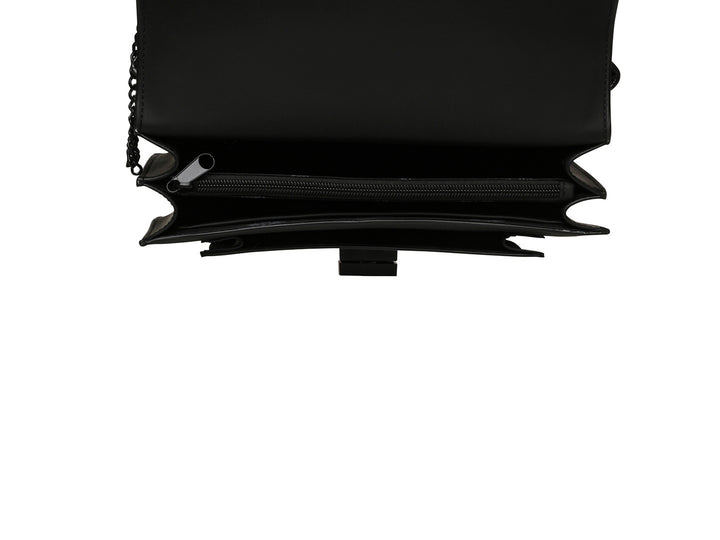 Bolso de hombro Steve Madden color negro con diseño rectangular, solapa frontal y correa larga ajustable.