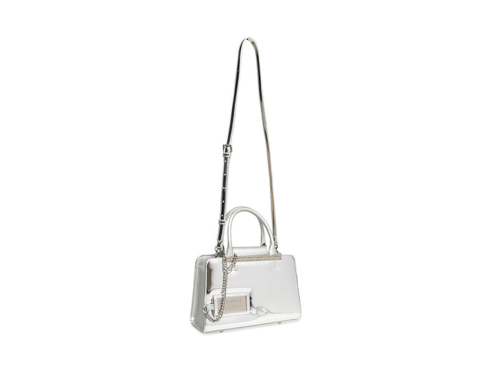 Bolso de hombro Steve Madden modelo Bvinka en color plata brillante con asa corta y correa larga ajustable.