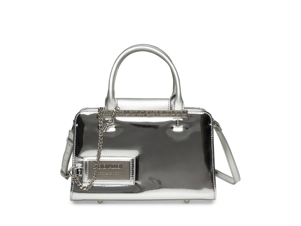 Bolso de hombro Steve Madden modelo Bvinka en color plata brillante con asa corta y correa larga ajustable.