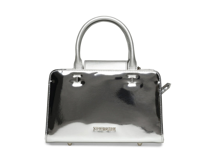 Bolso de hombro Steve Madden modelo Bvinka en color plata brillante con asa corta y correa larga ajustable.
