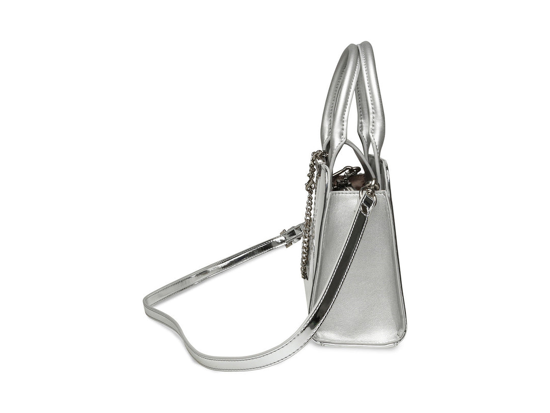 Bolso de hombro Steve Madden modelo Bvinka en color plata brillante con asa corta y correa larga ajustable.