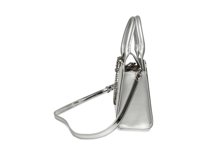 Bolso de hombro Steve Madden modelo Bvinka en color plata brillante con asa corta y correa larga ajustable.