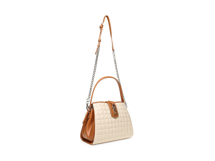 Bolso de hombro Steve Madden en color blanco y marrón con textura acolchada y correa de cadena plateada.