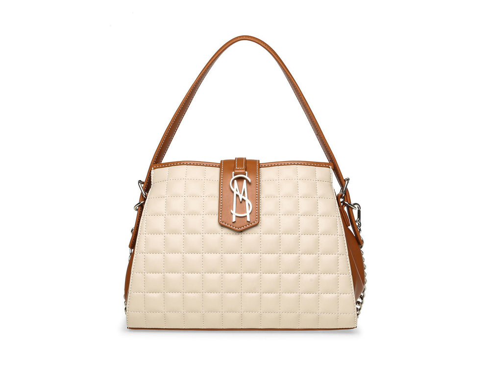 Bolso de hombro Steve Madden en color blanco y marrón con textura acolchada y correa de cadena plateada.