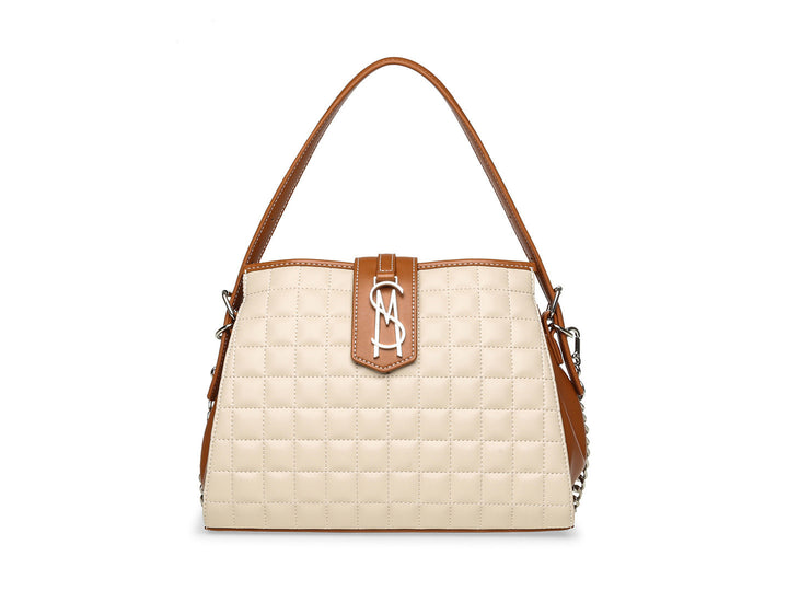 Bolso de hombro Steve Madden en color blanco y marrón con textura acolchada y correa de cadena plateada.