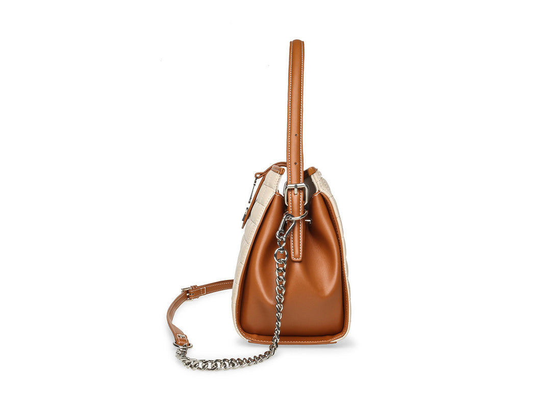 Bolso de hombro Steve Madden en color blanco y marrón con textura acolchada y correa de cadena plateada.