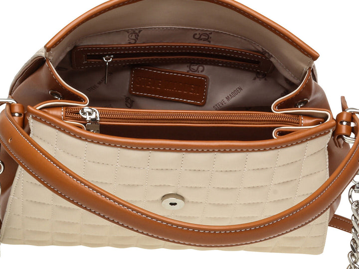 Bolso de hombro Steve Madden en color blanco y marrón con textura acolchada y correa de cadena plateada.