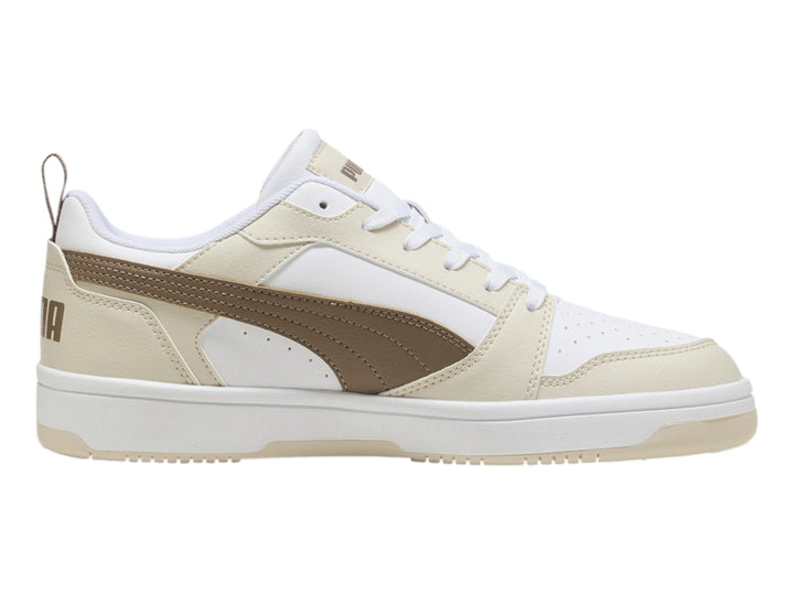 Tenis PUMA Rebound V6 Low en color blanco con detalles en taupe y suela blanca.