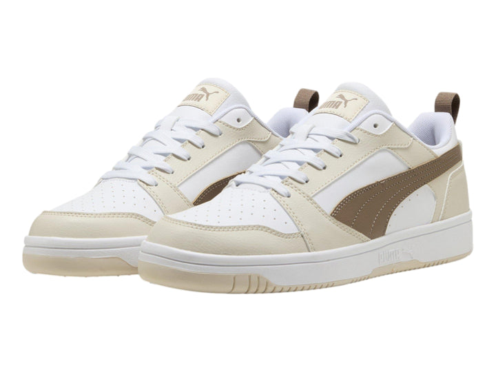 Tenis PUMA Rebound V6 Low en color blanco con detalles en taupe y suela blanca.